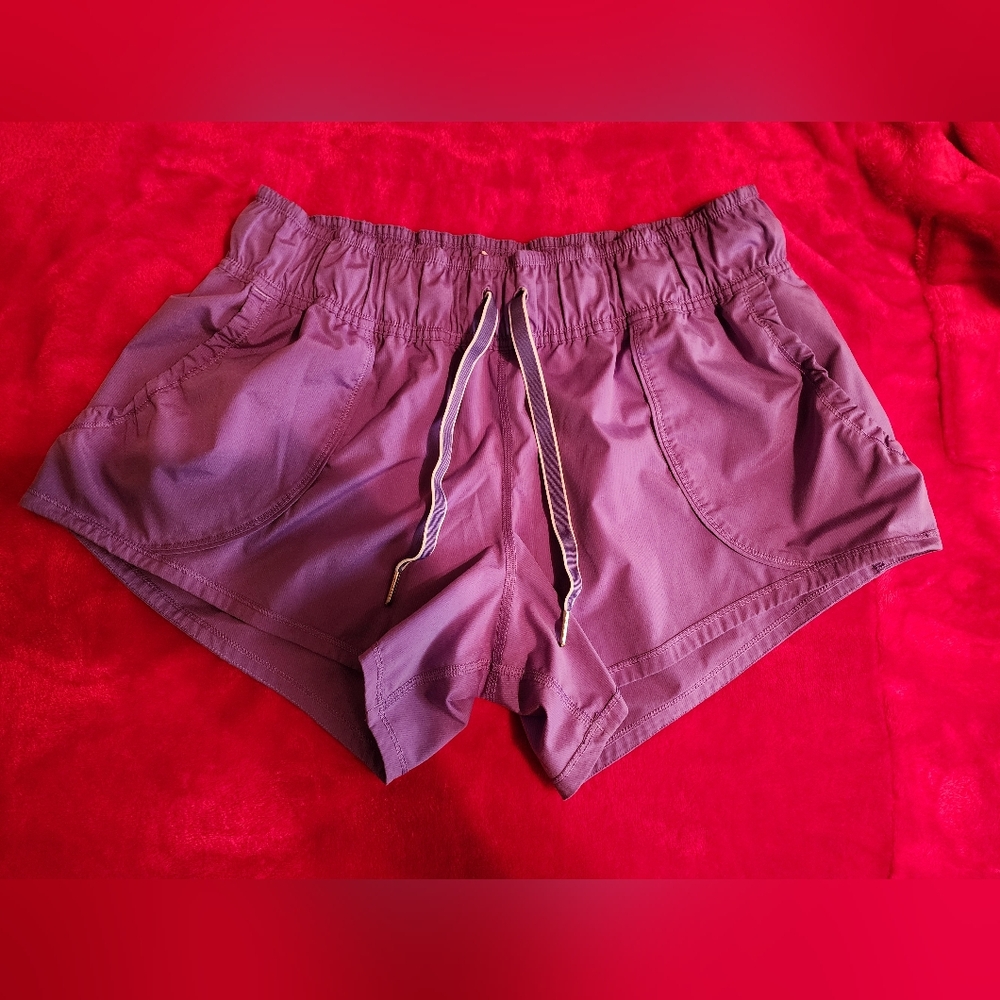 Women's lululemon size 10 shorts A6